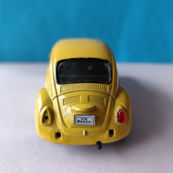 1997 St. Hubert Chicken Restaurant CANADA Volkswagen Yellow Beetle Metal 1:34 - Picture 4 of 8